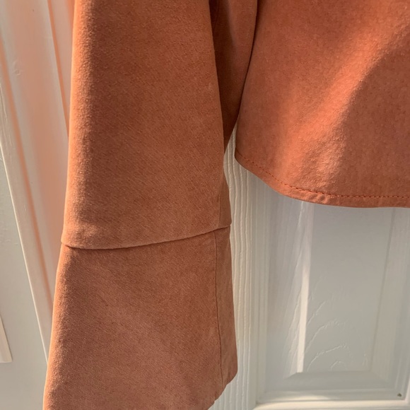 Beautiful leather jacket with bell sleeves - Picture 3 of 7